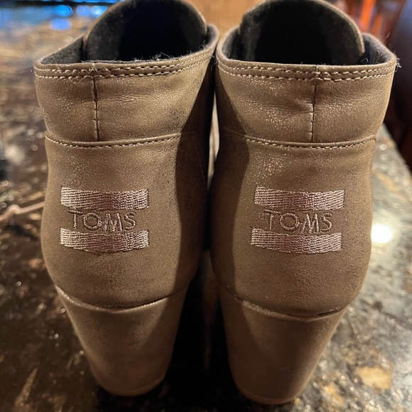 Tom’s ankle boats - Picture 1 of 3